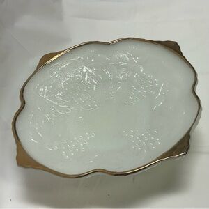 Vintage ANCHOR HOCKING WHITE MILK GLASS GRAPE LEAF SERVING FRUIT DISH BOWL